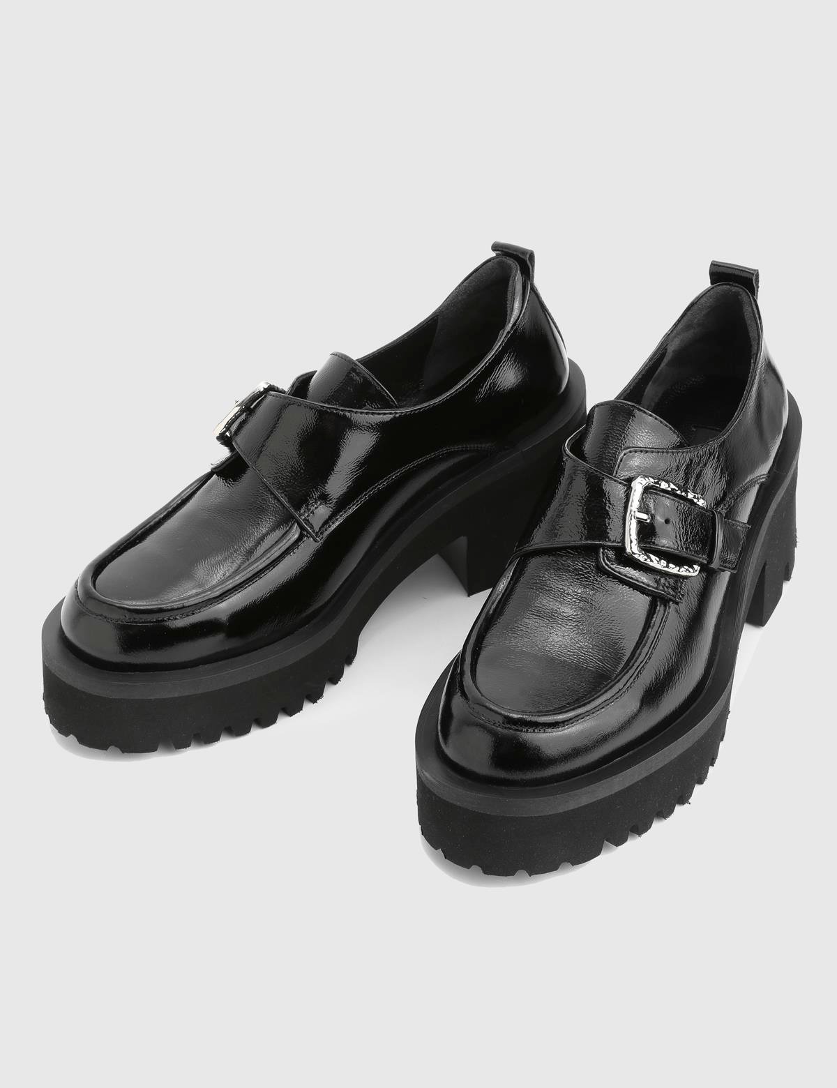 Pumps für Damen aus schwarzem Lackleder mit Rosenmuster